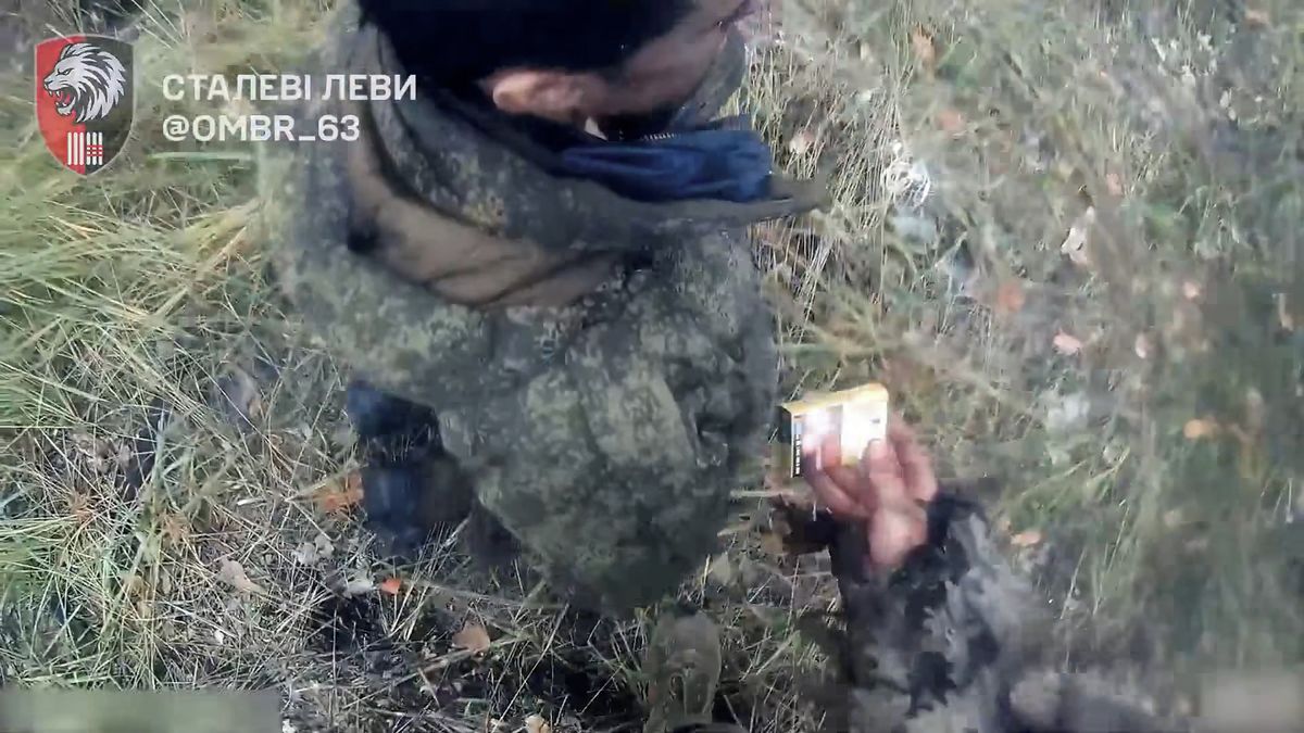 Na kolena, prosím. Ukrajinci ukázali, jak americký dobrovolník zdvořile zajal ruské vojáky